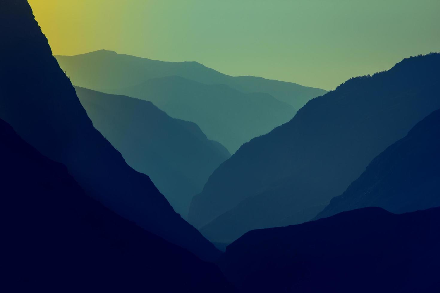siluetas y contornos de un macizo montañoso al sol poniente foto