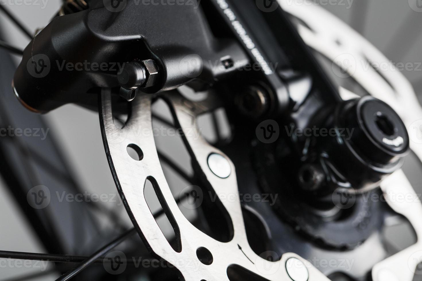 Rotor de freno de bicicleta con pinza hidráulica. sistema de frenos en una bicicleta de grava foto