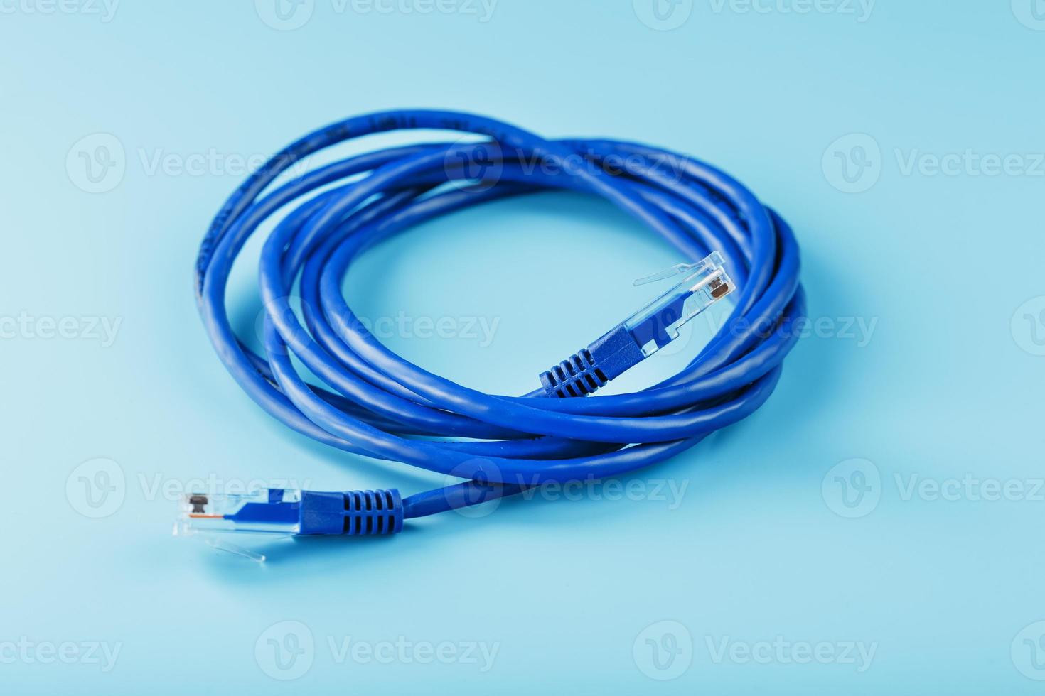 Cable de conexión de cable ethernet azul sobre un fondo azul con espacio libre foto