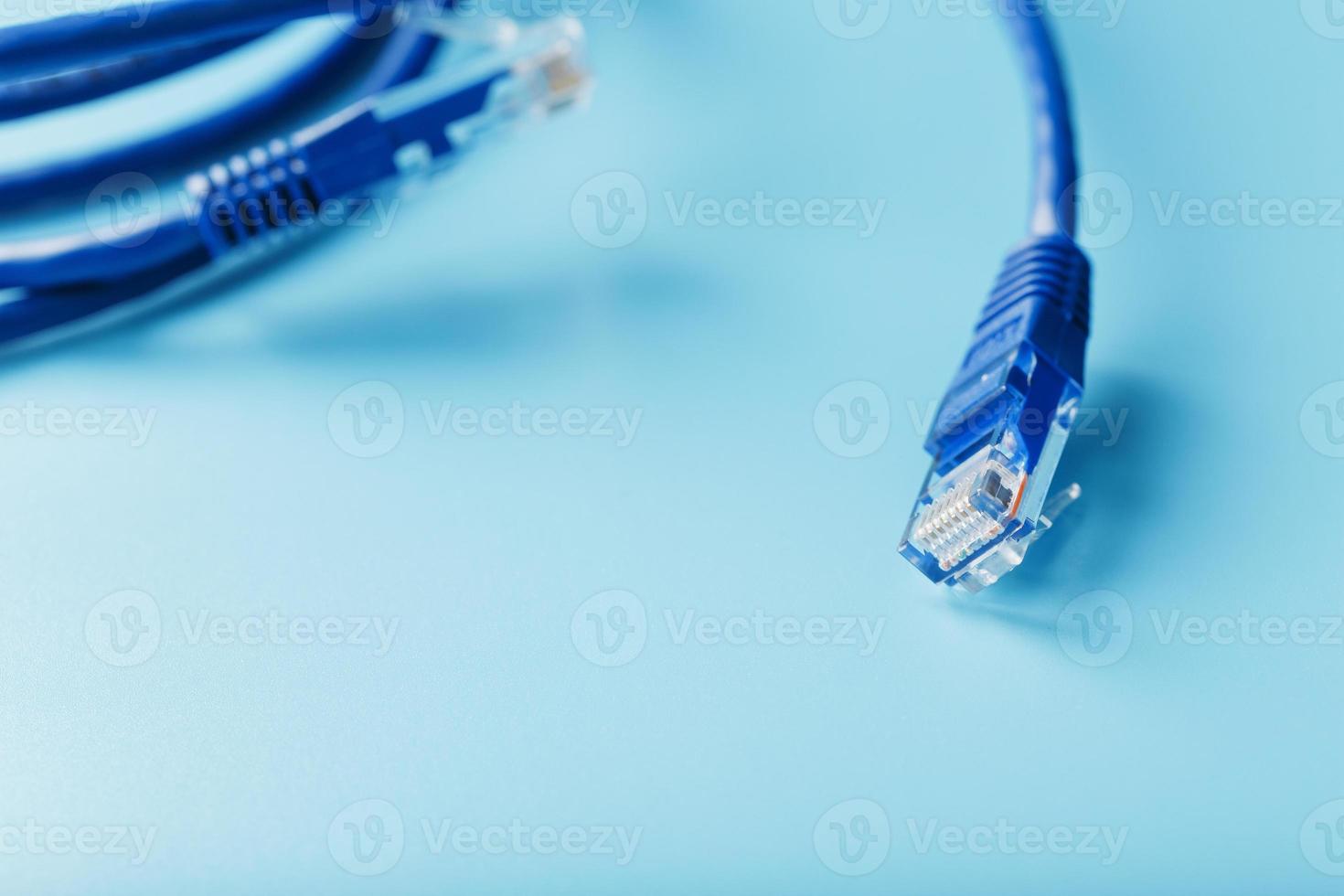 una bobina de un cable de red de Internet para la transmisión de datos sobre un fondo azul foto