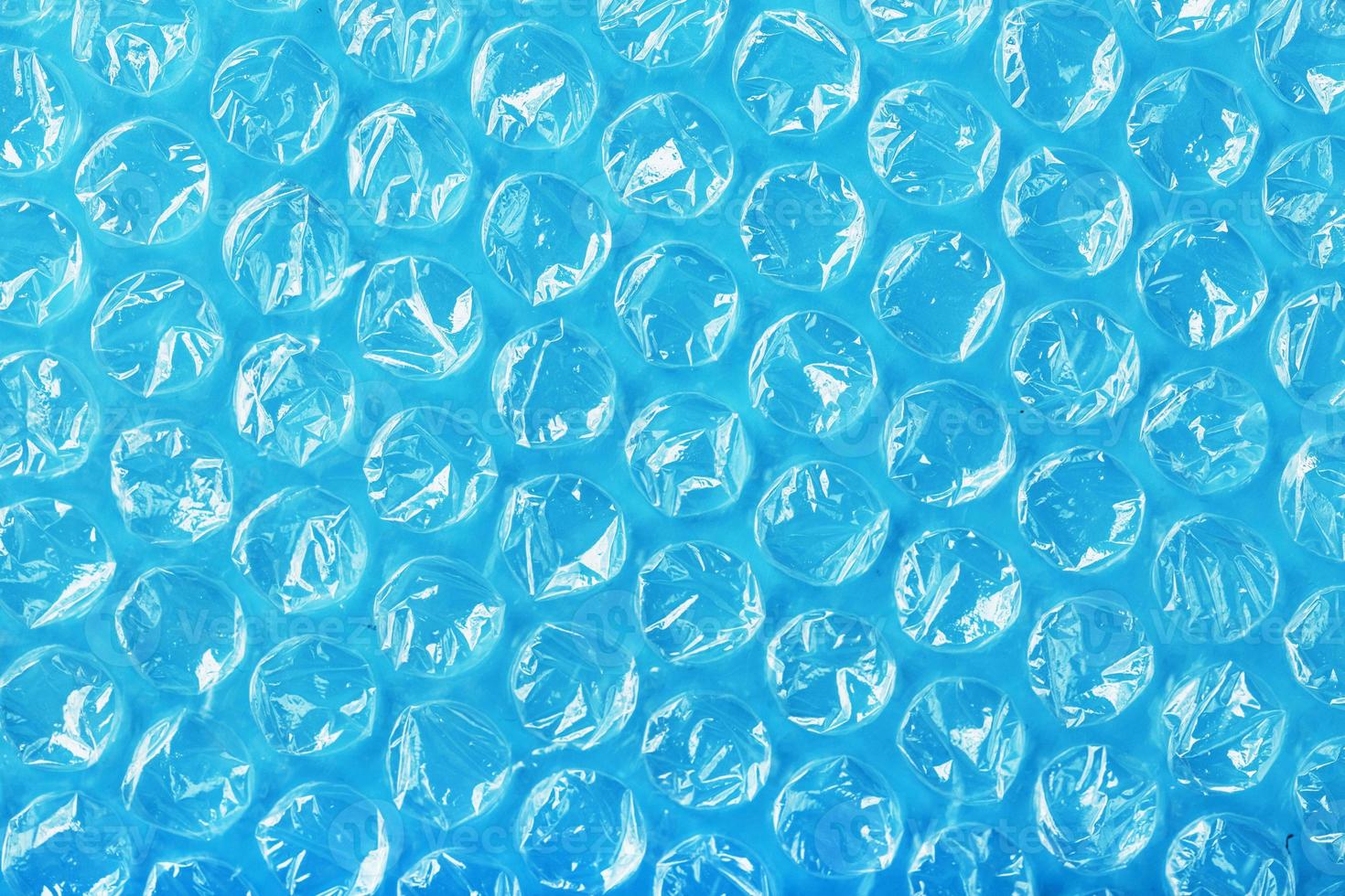 envoltura de burbujas de embalaje para paquetes sobre un fondo azul en  pantalla completa 10705056 Foto de stock en Vecteezy