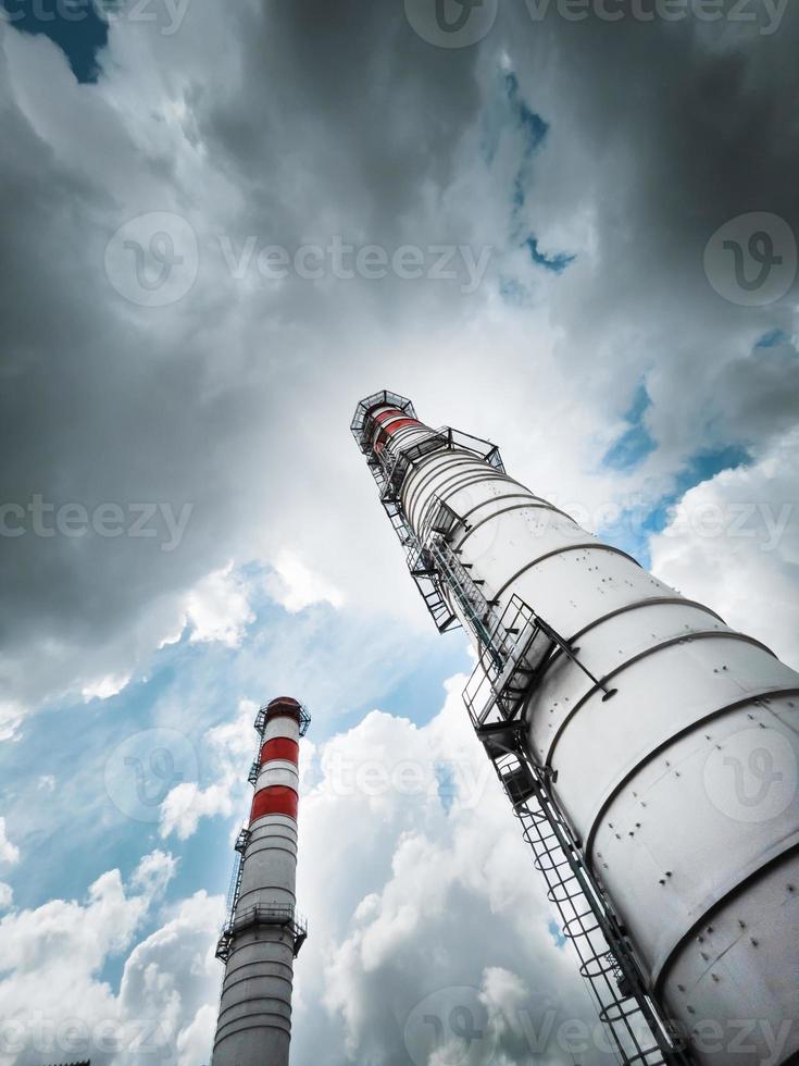 dos chimeneas de la central eléctrica en diagonal foto