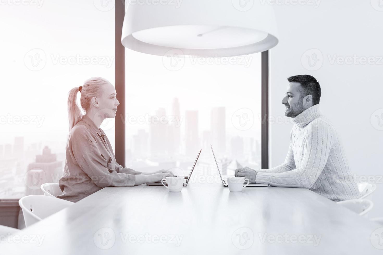 equipo de negocios de inicio en una reunión en un edificio de oficinas moderno foto