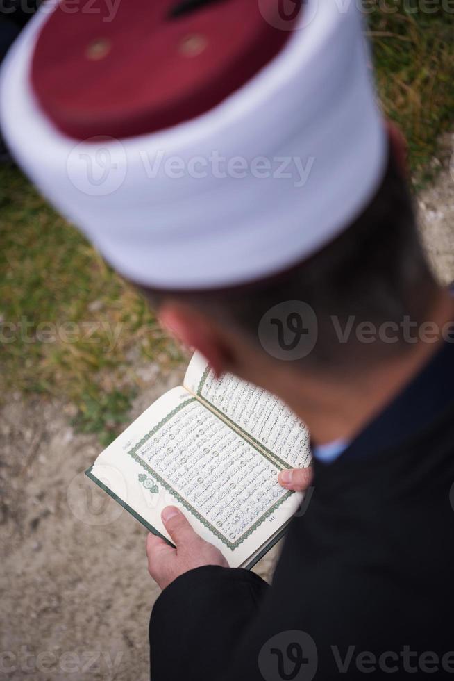 lectura del libro sagrado del corán por el imán en el funeral islámico foto