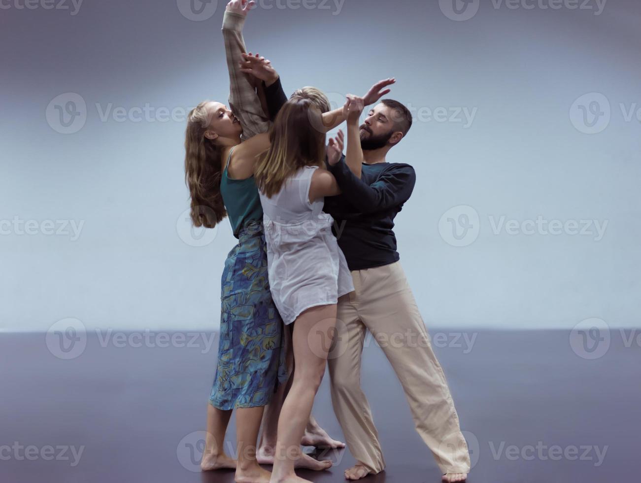 grupo de compañeros de baile atléticos frente al fondo cian foto