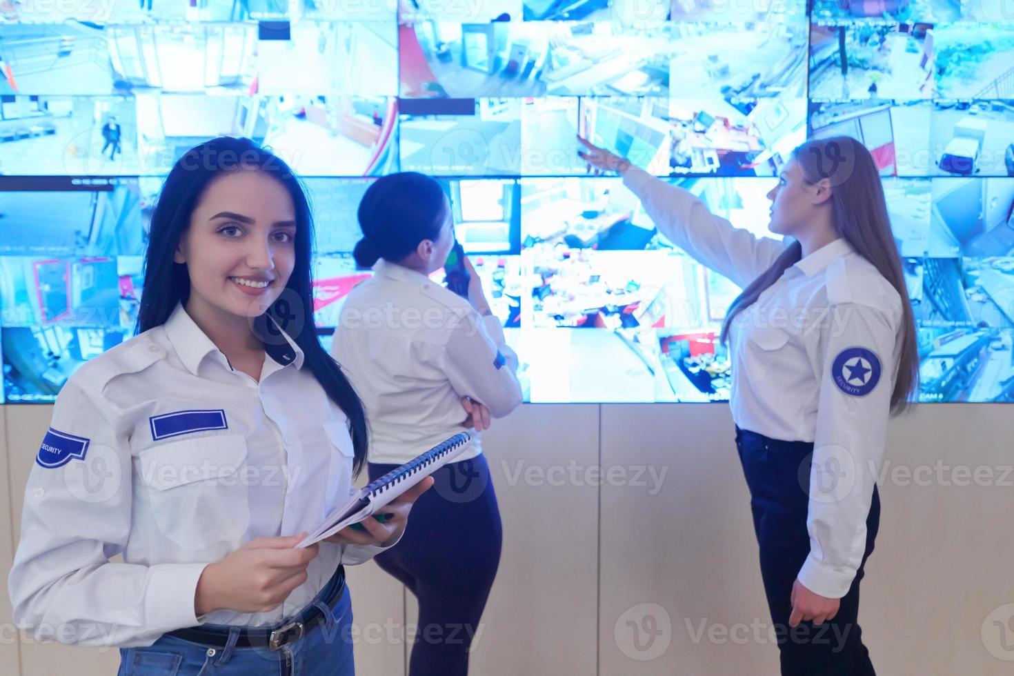 mujeres guardias de seguridad que trabajan en una sala de control del sistema de datos de seguridad foto