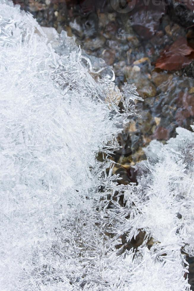 hielo del arroyo de invierno foto