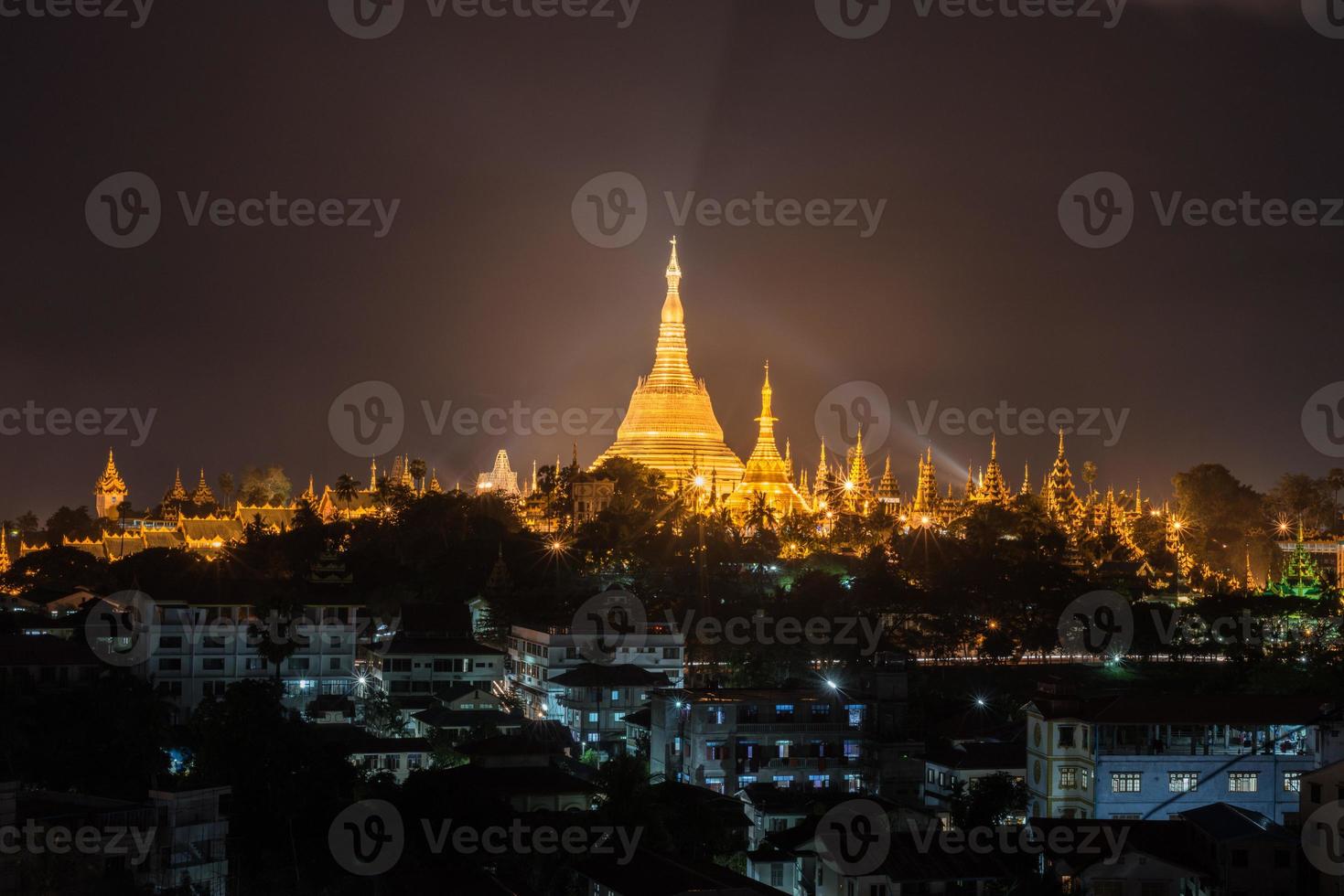 la pagoda de shwedagon es un hito icónico de yangon en la noche en myanmar. foto