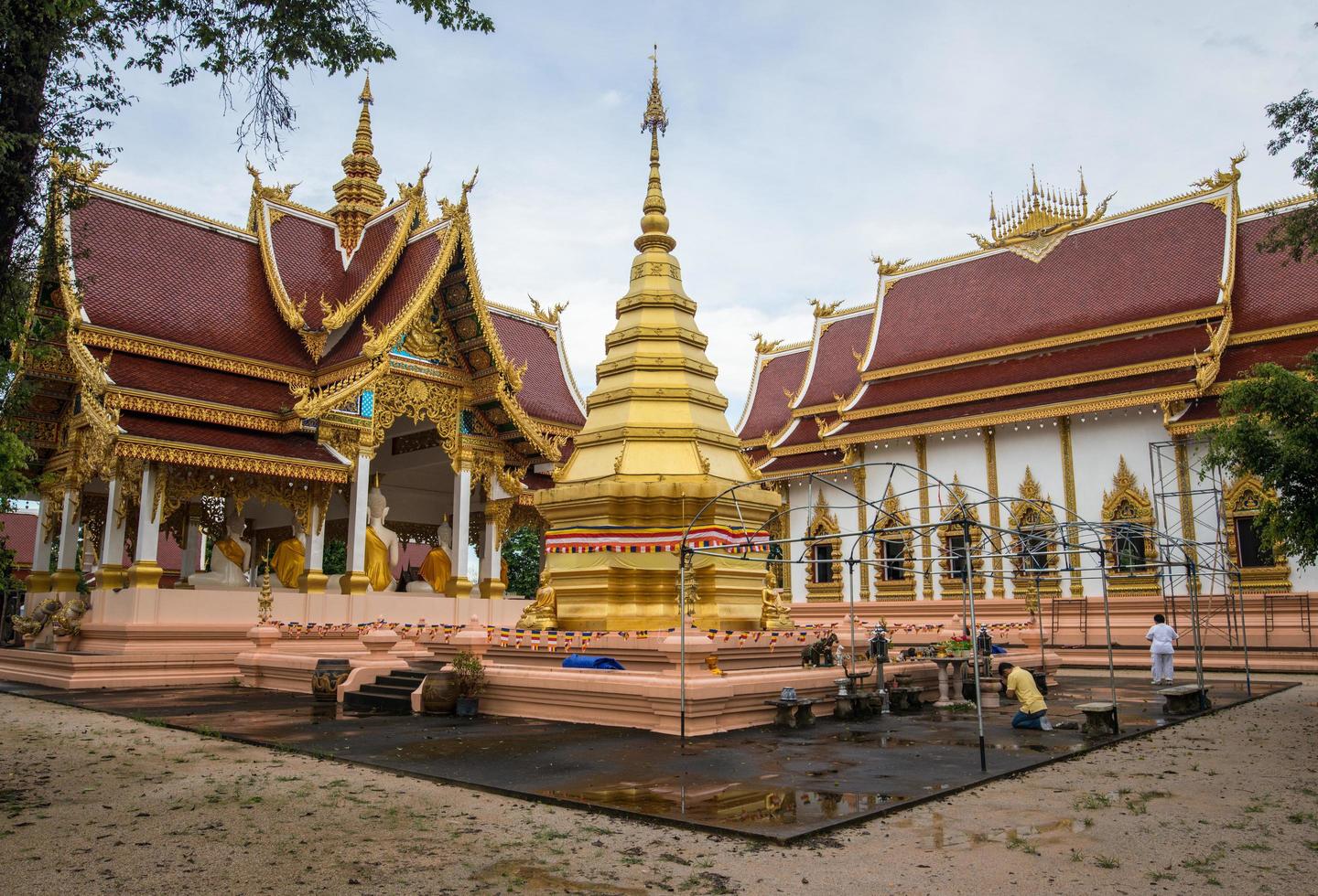 wat phra that chom chan una de las 9 pagodas importantes de la provincia de chiangrai, tailandia. foto