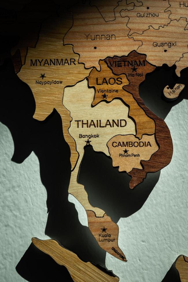 cerca de países del sudeste asiático como tailandia, camboya, myanmar, laos, etc. en un mapa mundial de madera en la pared. foto