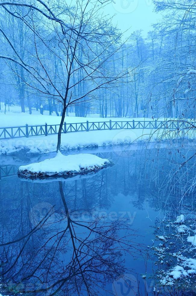 temprano en la mañana en un hermoso día de invierno foto