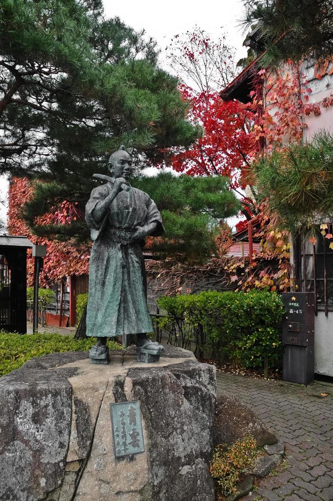 antiguo guerrero samurái japonés en la aldea patrimonial en la provincia de kansai en otoño foto