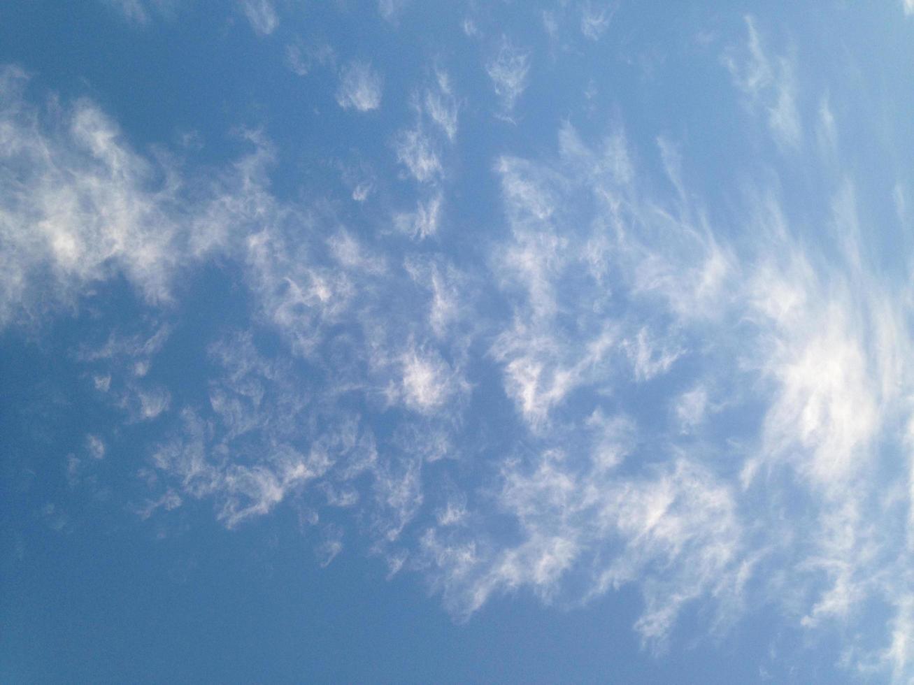 mira hacia el cielo azul cloudscape foto