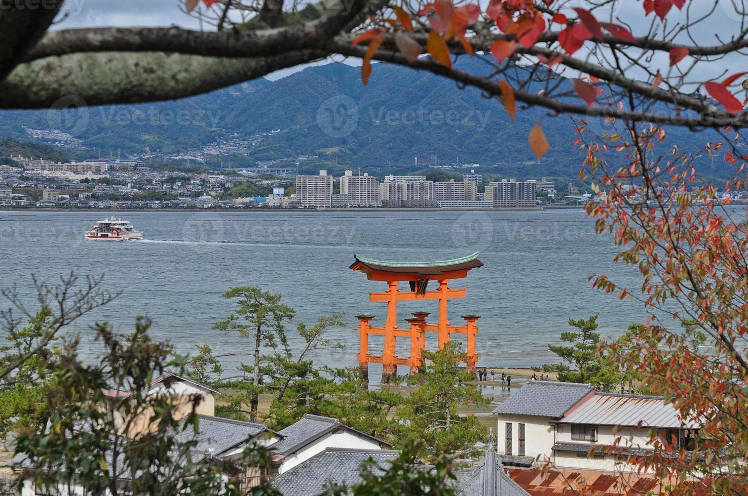 histórica puerta roja sagrada de miyajima en hiroshima japón foto