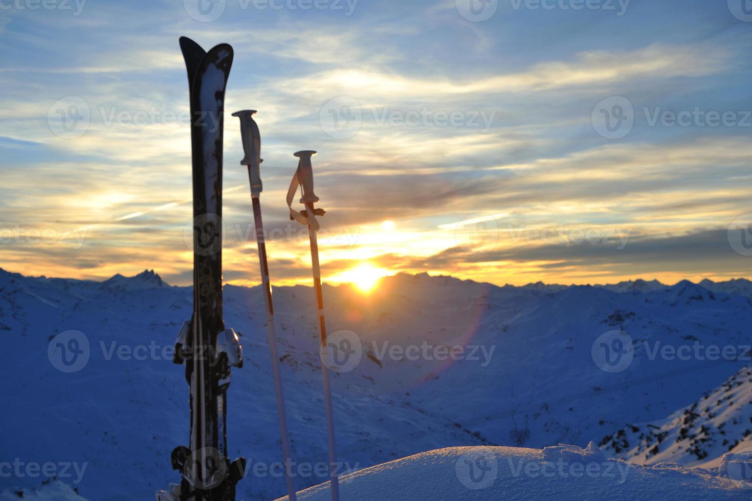 montaña nieve esquí puesta de sol foto