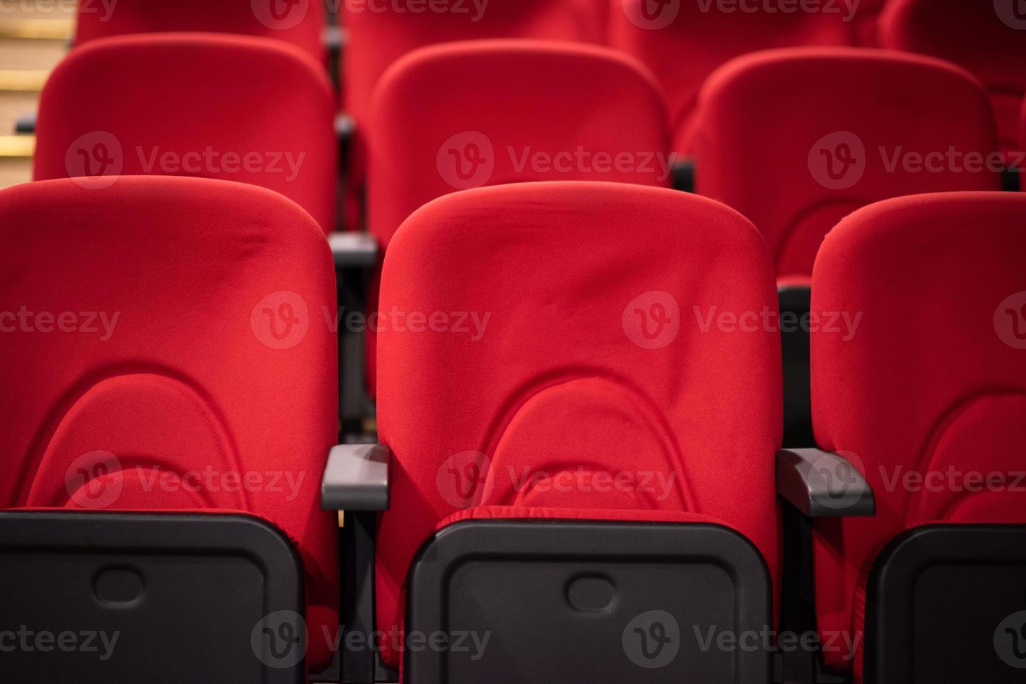 salón con filas de asientos rojos foto