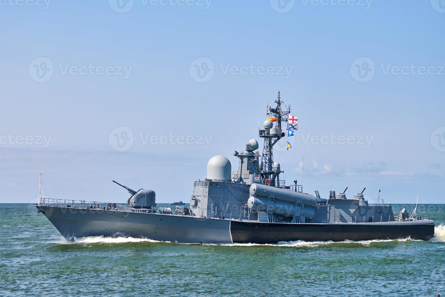 barco de misiles durante ejercicios navales y desfile, destructor de misiles guiados en el mar báltico, buque de guerra foto