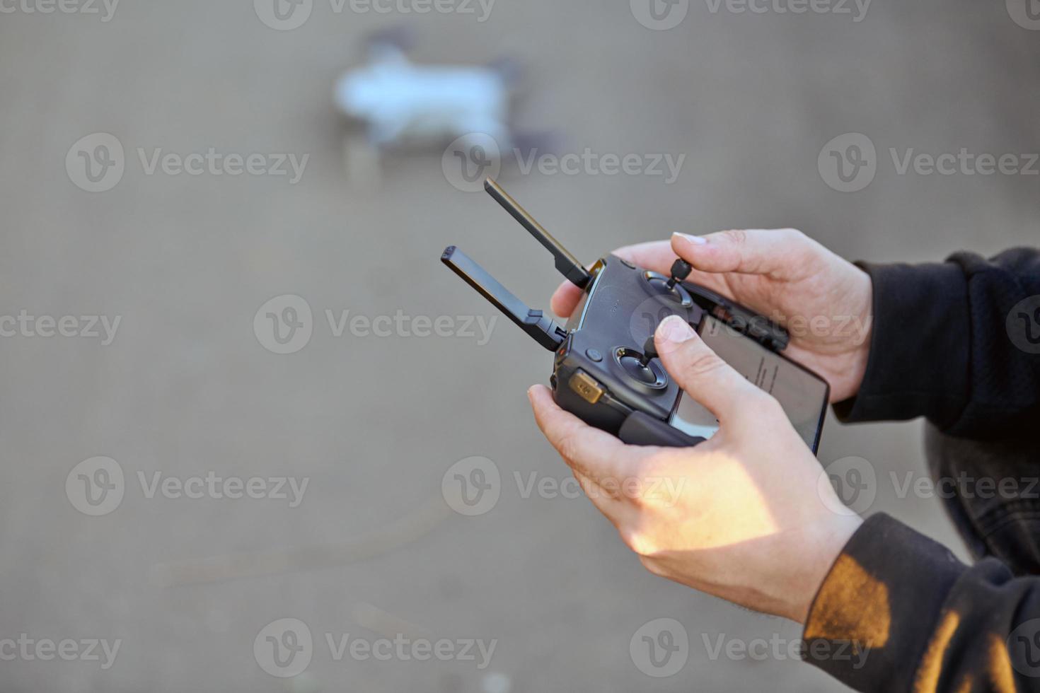 drone quadcopter en el cielo foto