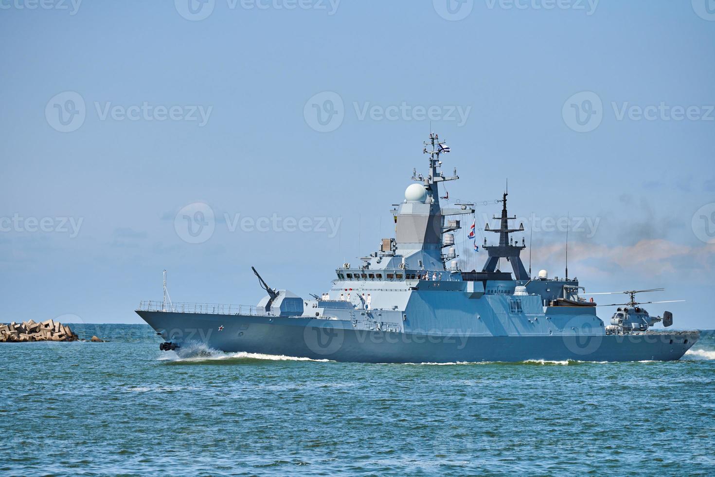 corbeta de barco de guerra de acorazado con helicóptero en cubierta en un hermoso mar azul. buque de guerra de la armada foto