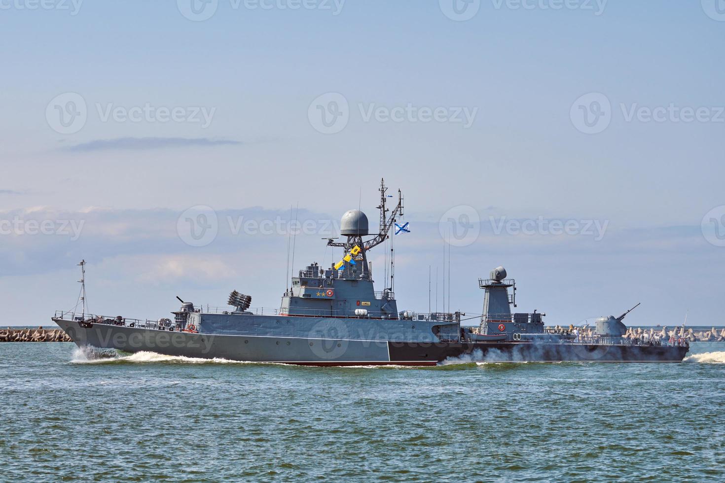 barco de misiles durante ejercicios navales y desfile, destructor de misiles guiados, buque de guerra en el mar báltico foto