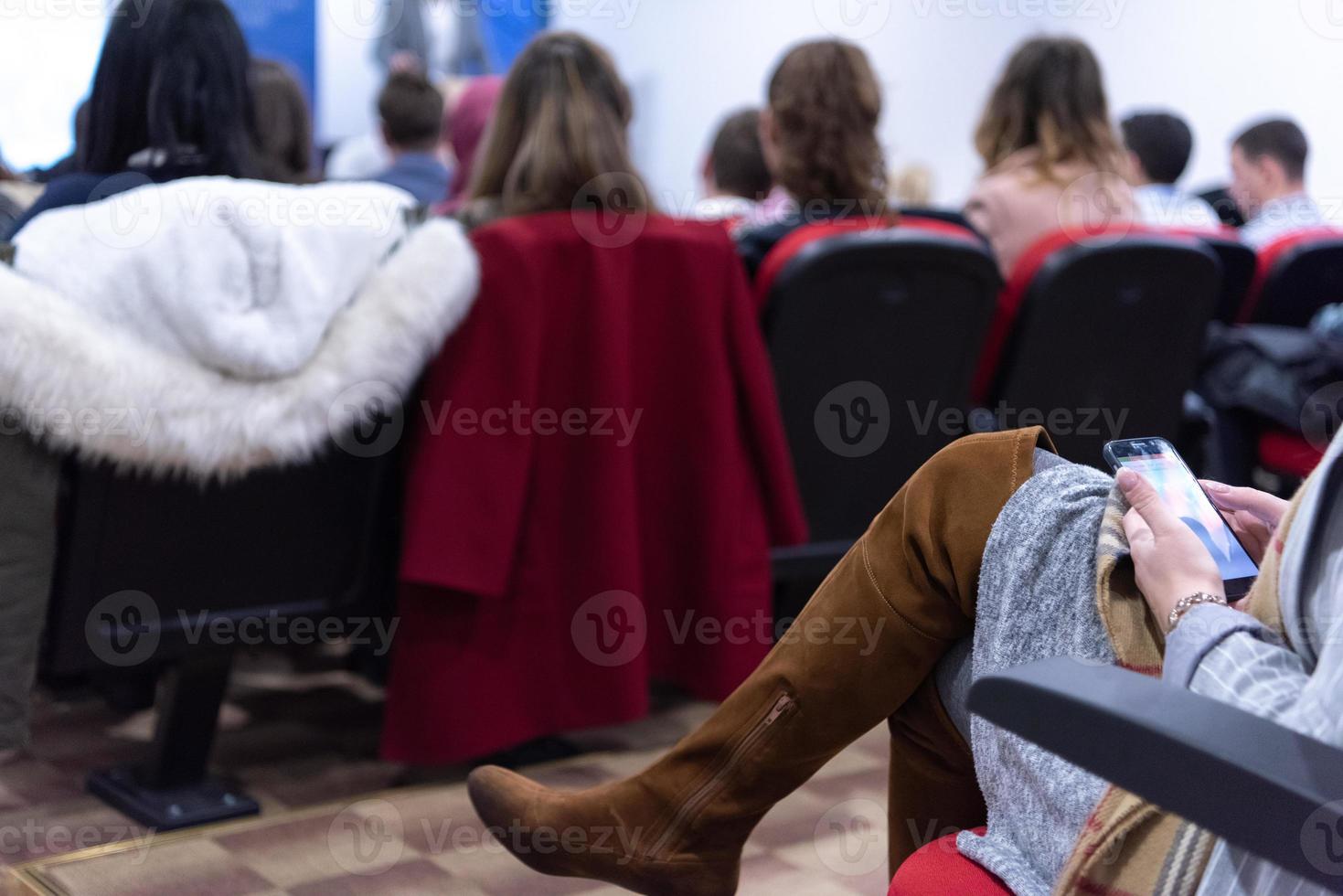 manos de gente de negocios usando teléfonos inteligentes foto