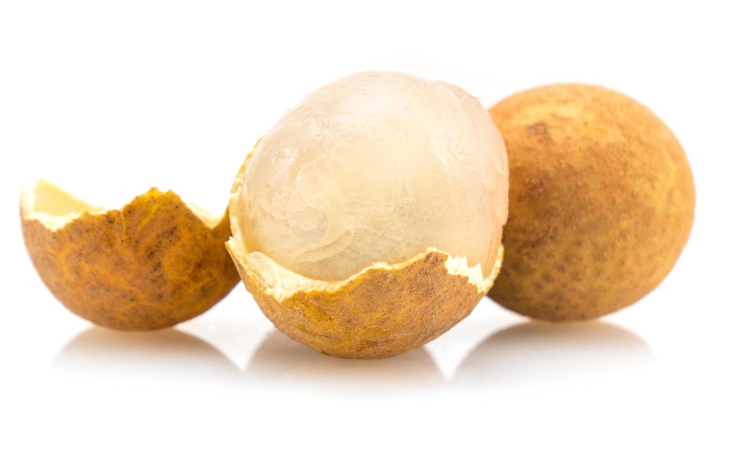 Longan frutas frescas aislado sobre fondo blanco. foto