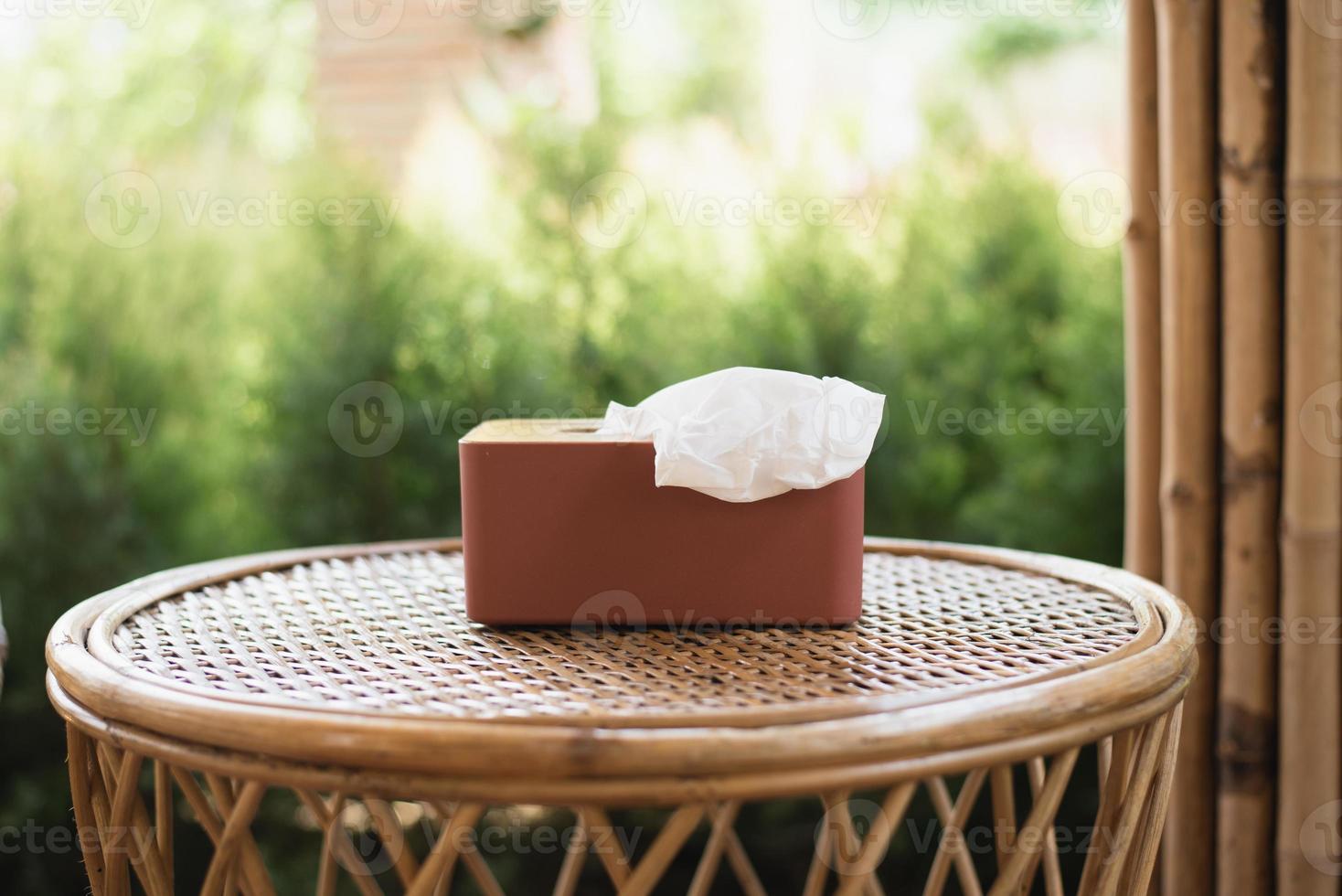 caja con pañuelos de papel en la mesa del café foto