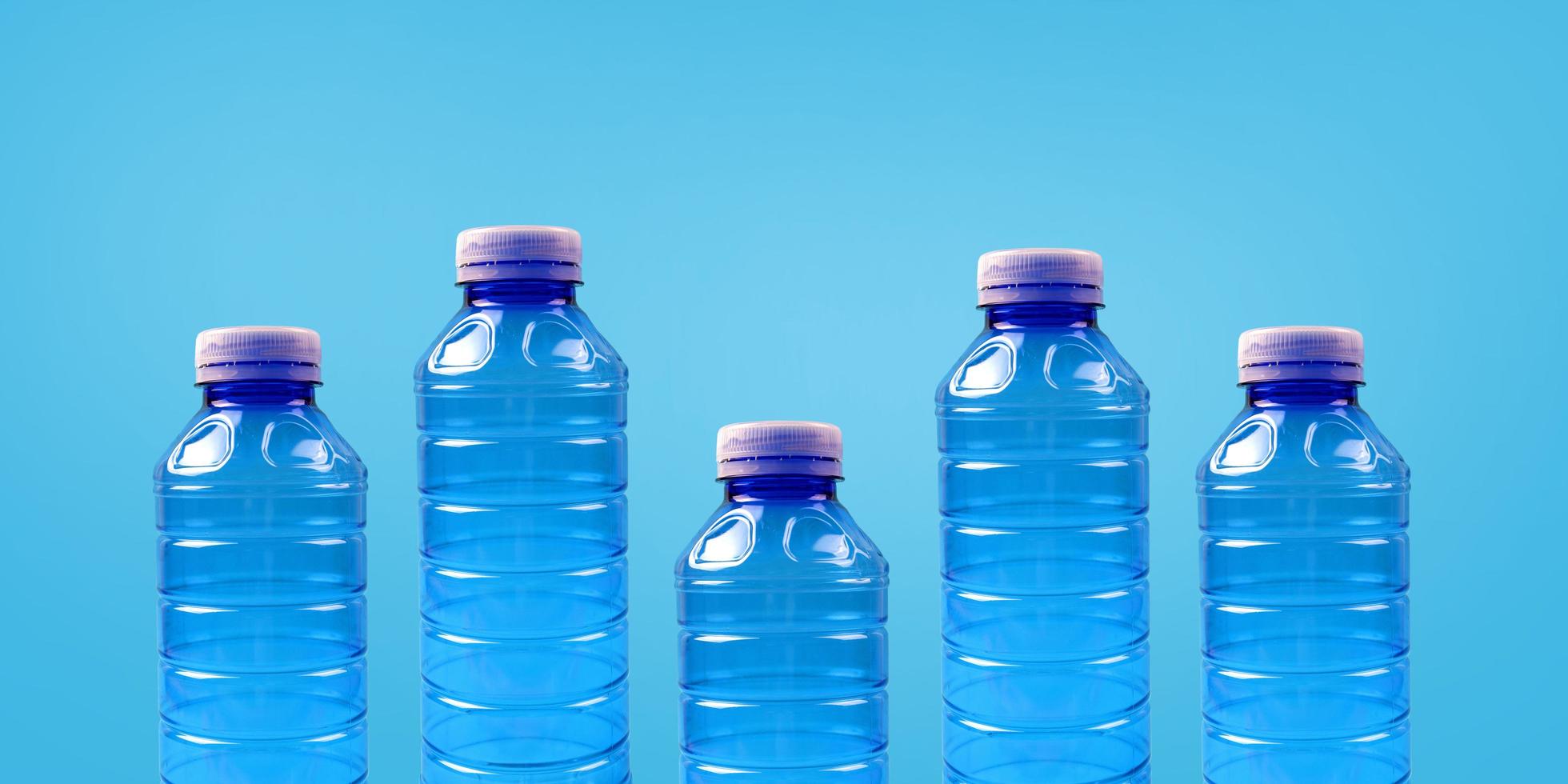 botellas de plástico sobre un fondo azul. el tema de la segregación plástica y la ecología en el mundo. pancarta de protección del medio ambiente. lugar para el texto. foto