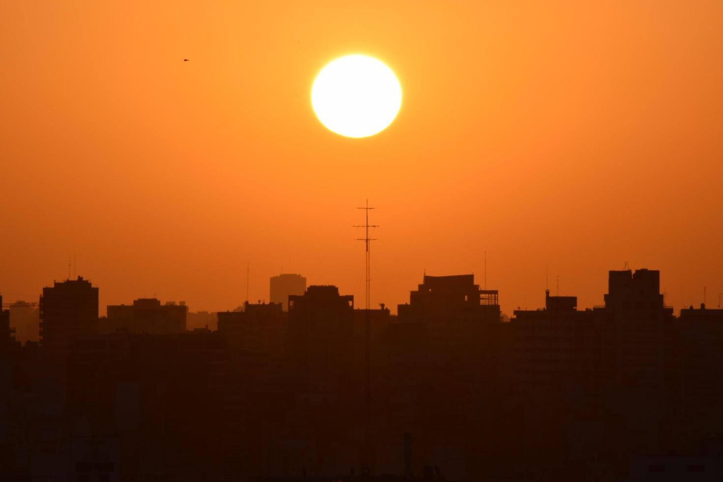 puesta de sol en la ciudad de buenos aires, argentina foto