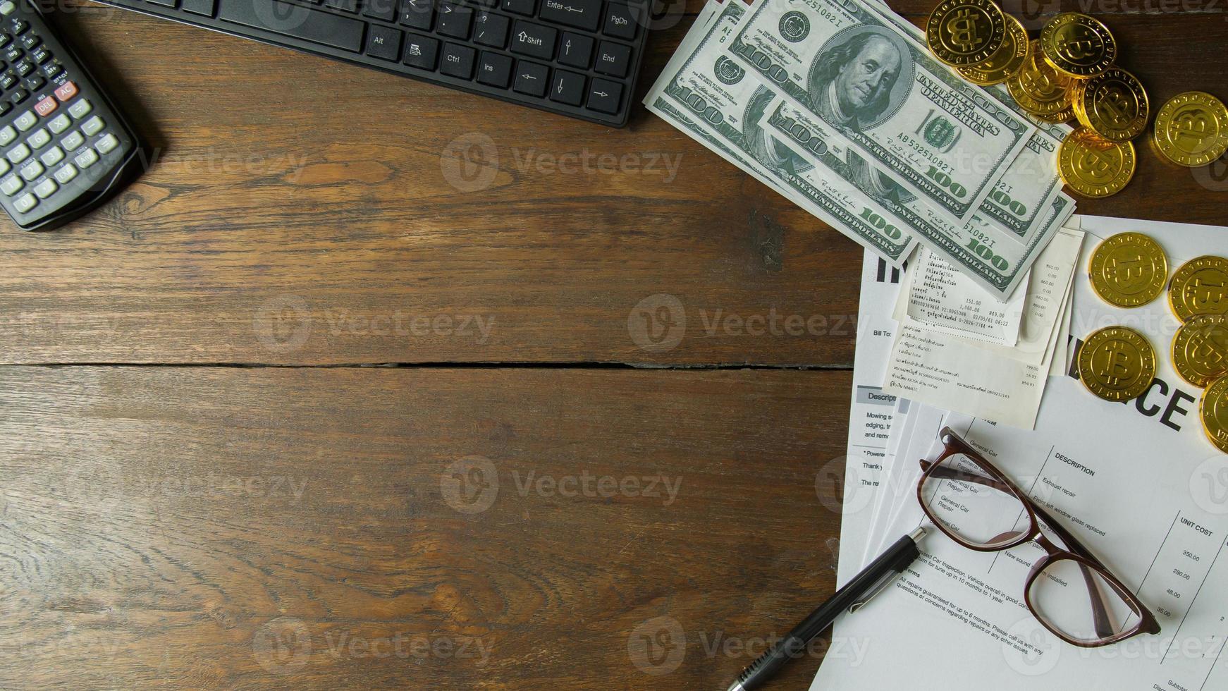 persona de negocios que trabaja en la mesa de madera de fondo plano. foto