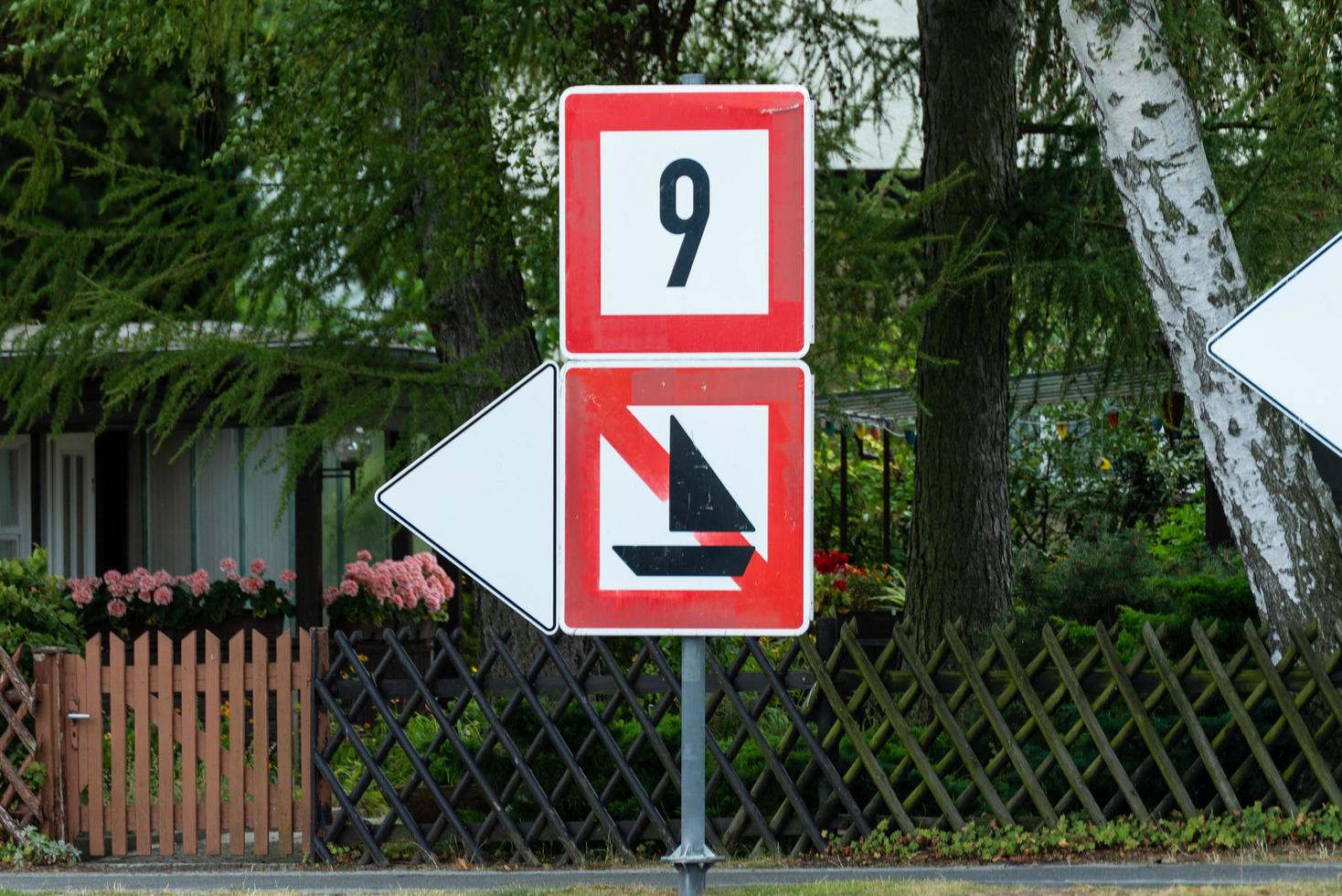 Potsdam, Brandeburgo Alemania 07.23.2018 Señal de prohibición de veleros y velocidad máxima foto