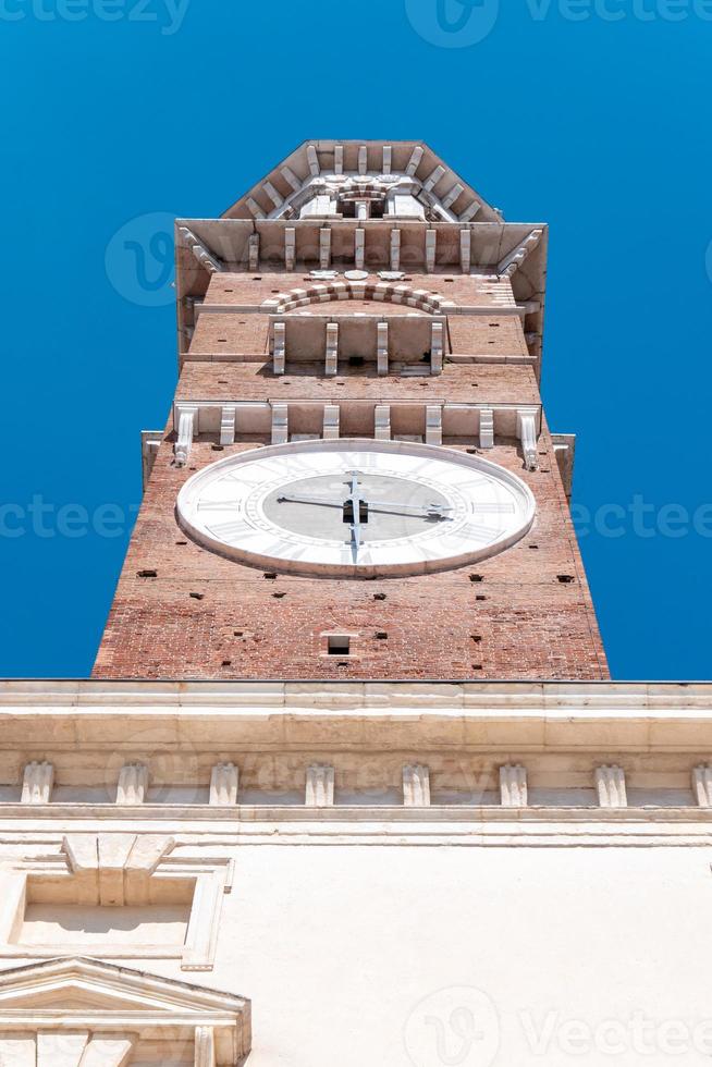 torre de la iglesia con reloj foto