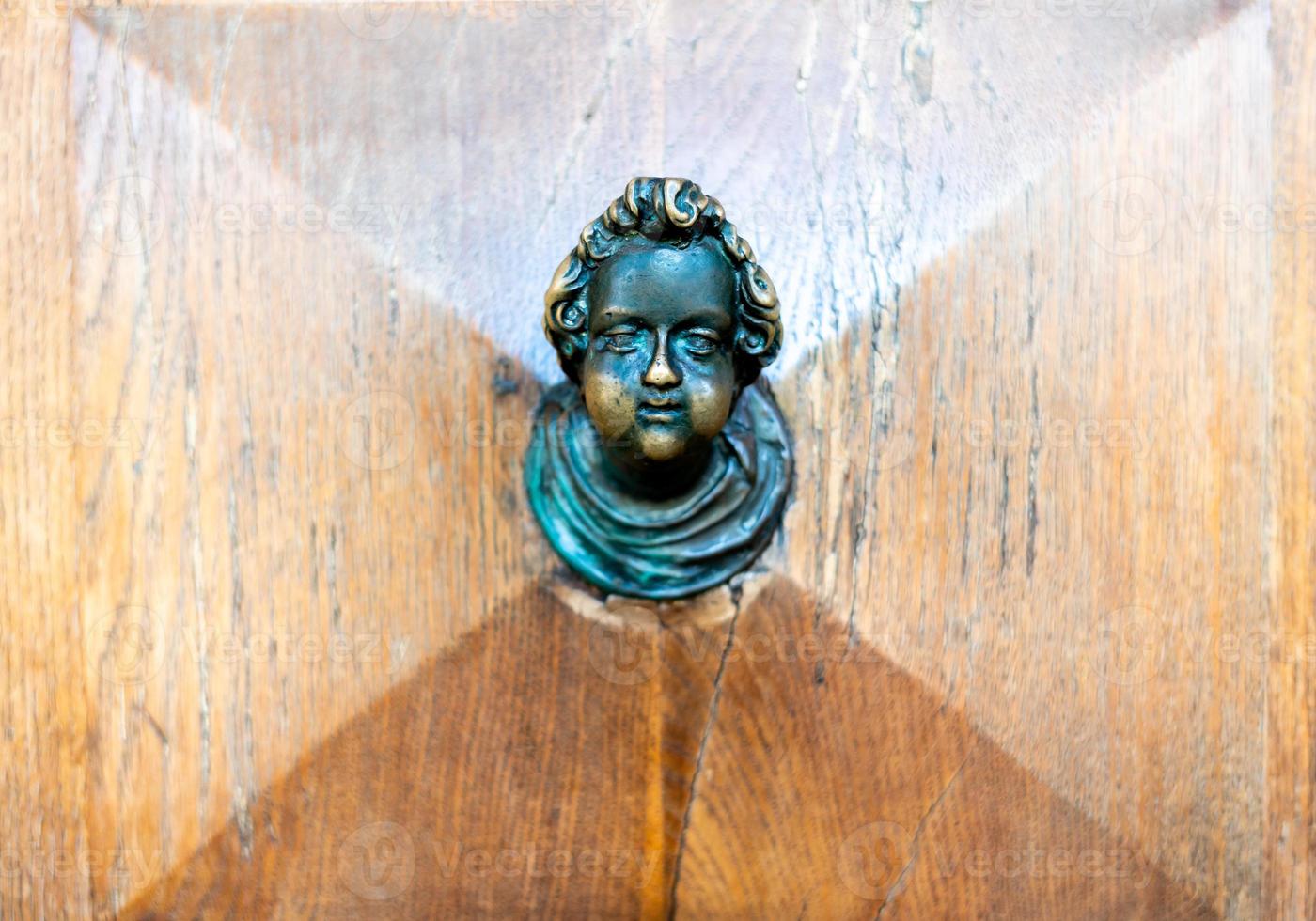 A doorknob in the shape of a head photo
