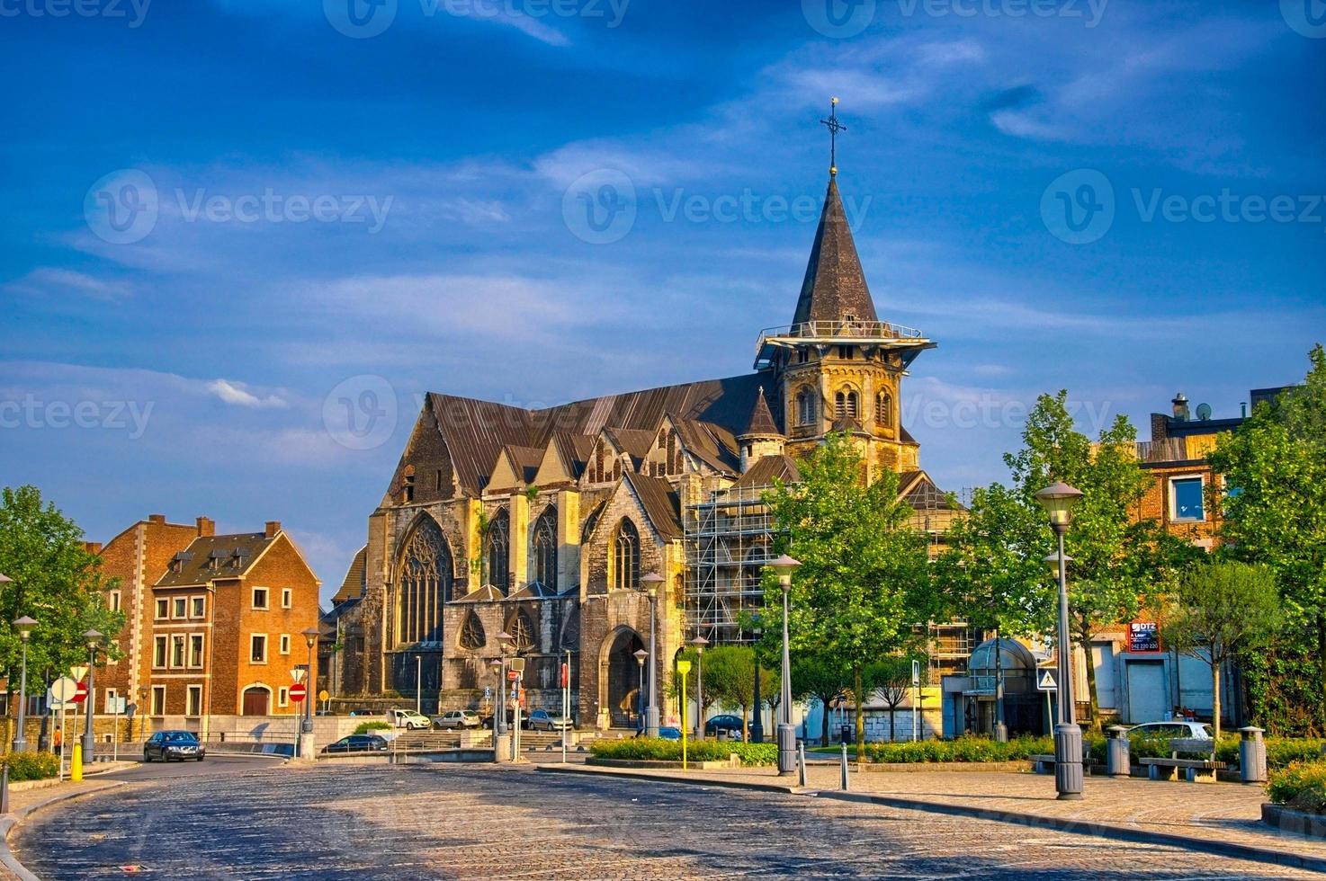 iglesia católica collegiale sainte-croix en lieja, bélgica, benel foto