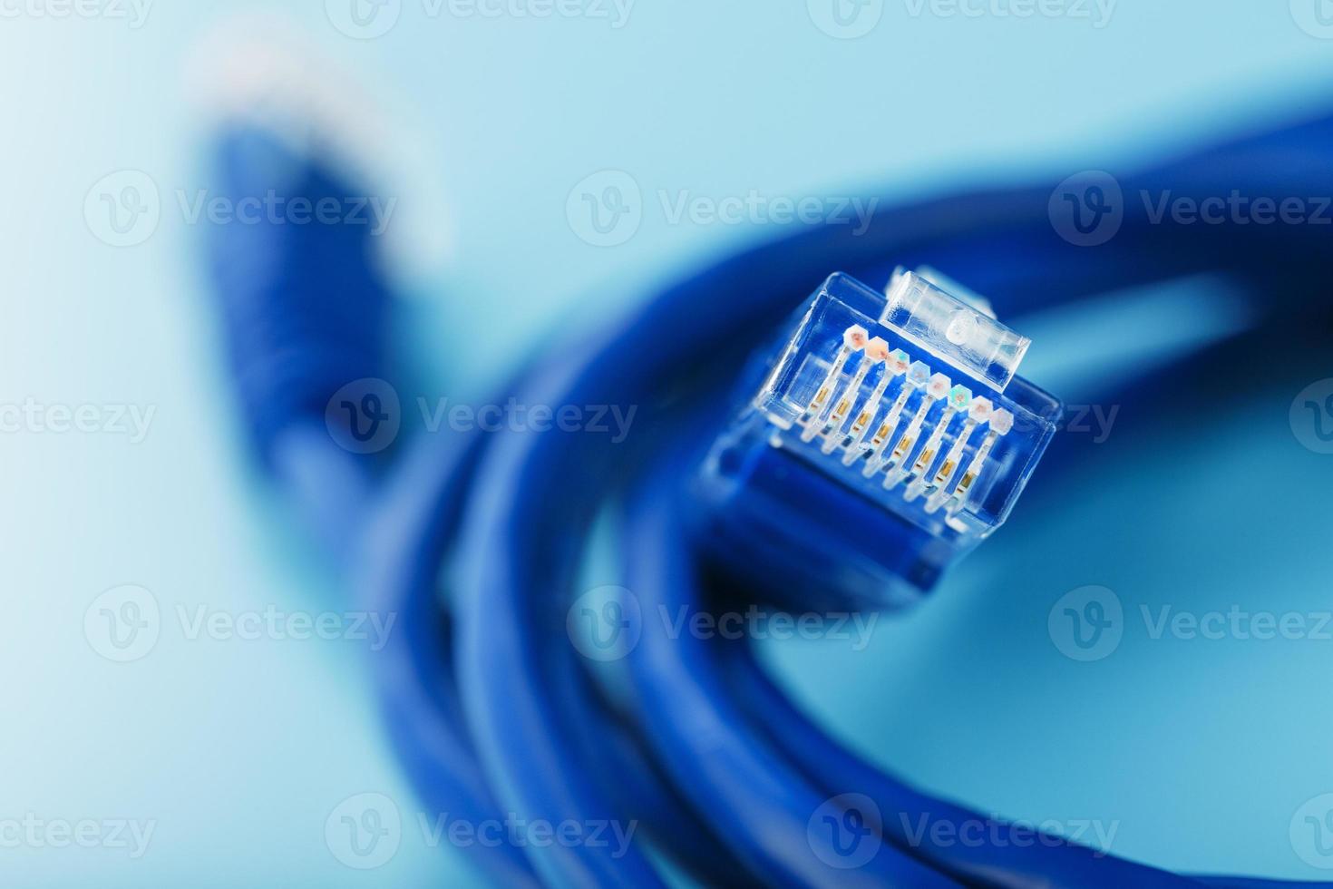 una bobina de un cable de red de Internet para la transmisión de datos sobre un fondo azul foto