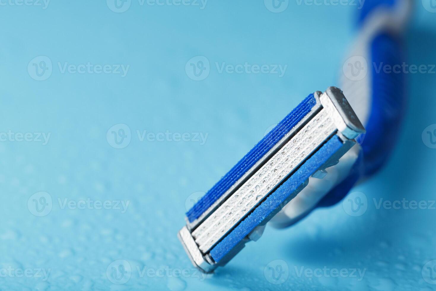 Razor blades on a blue background with drops of icy water 10711817