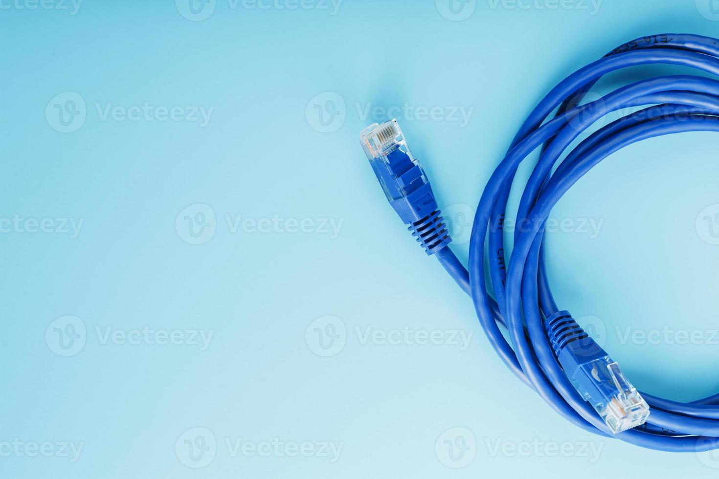 Cable de conexión de cable ethernet azul sobre un fondo azul con espacio libre foto