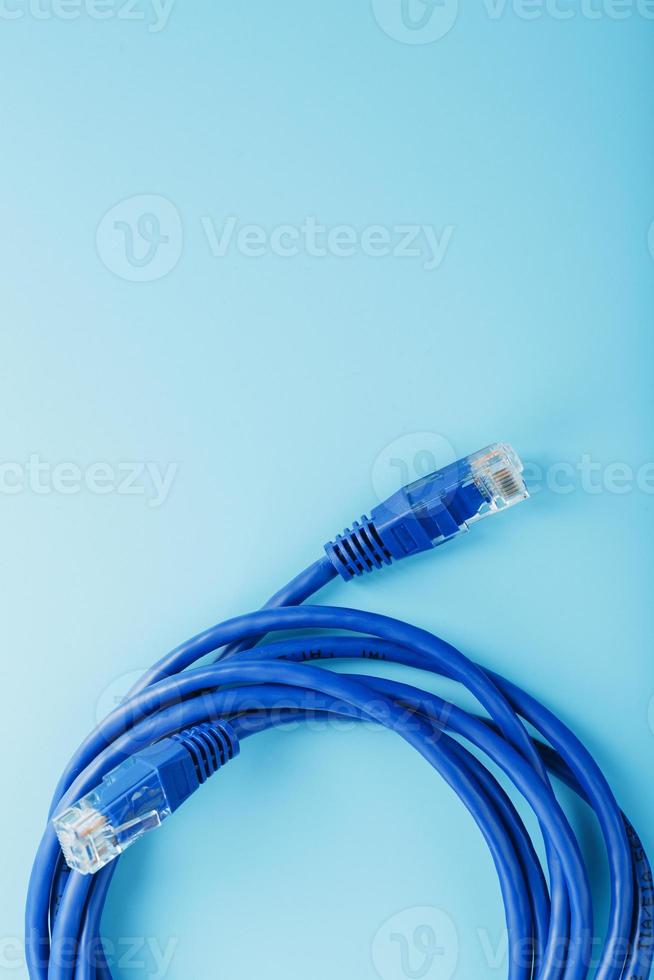 una bobina de un cable de red de Internet para la transmisión de datos sobre un fondo azul foto