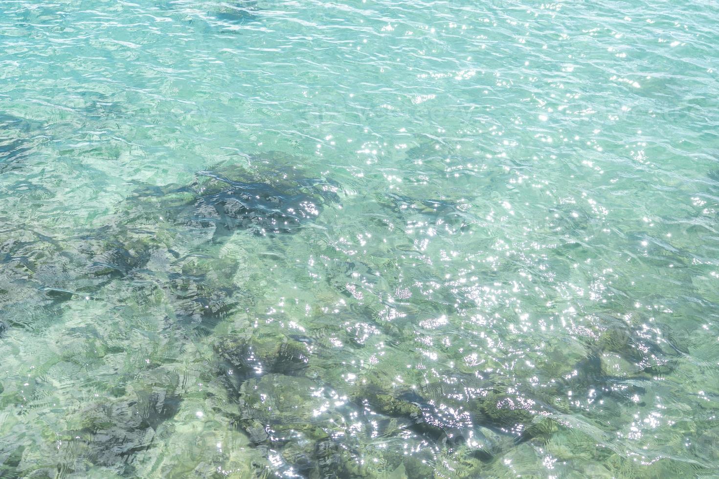 agua de mar azul claro. fondo de textura de océano de agua azul foto