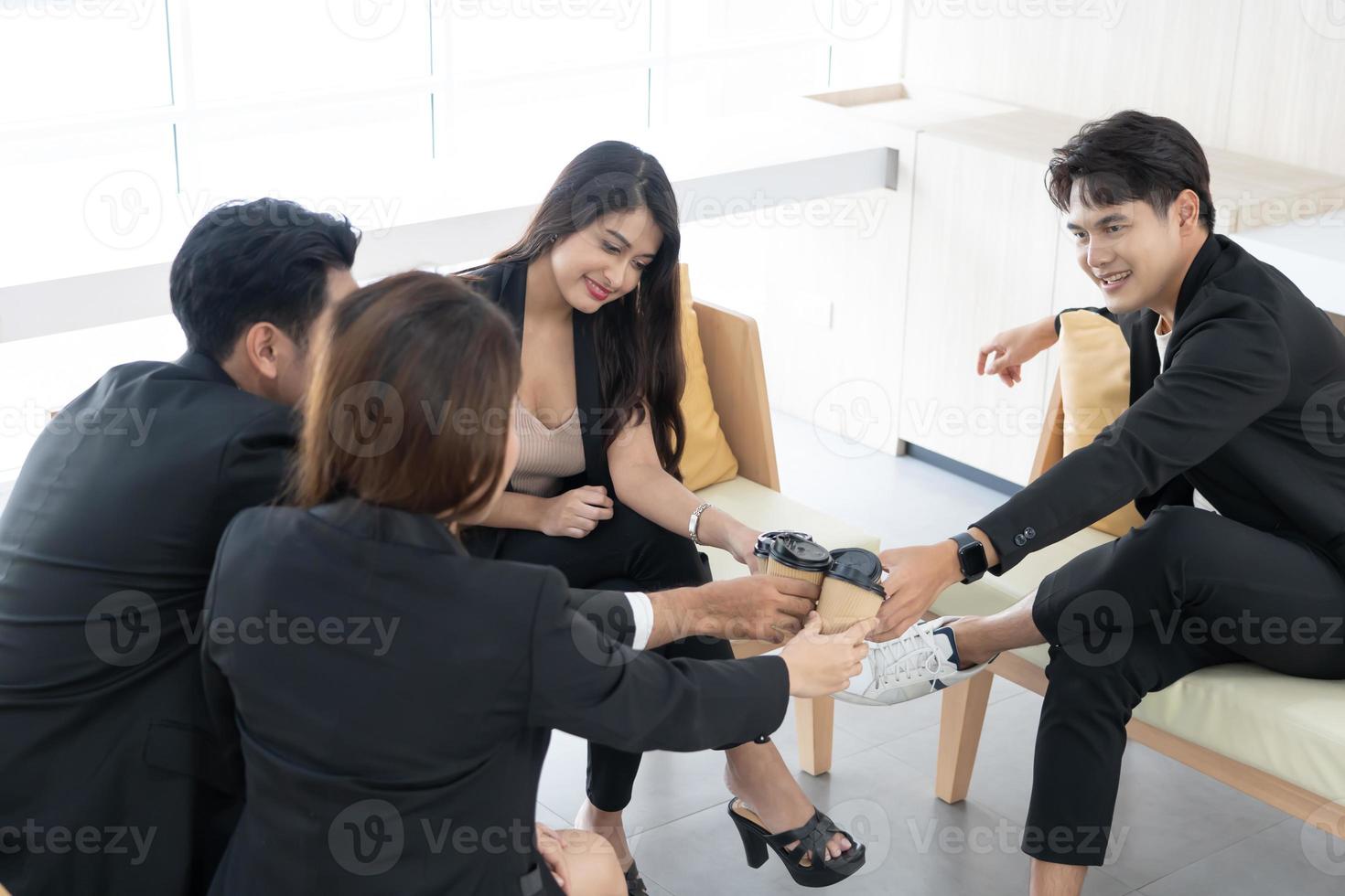 personas que se encuentran con el concepto de café de unión de amistad. manos de personas sosteniendo tazas de café. foto