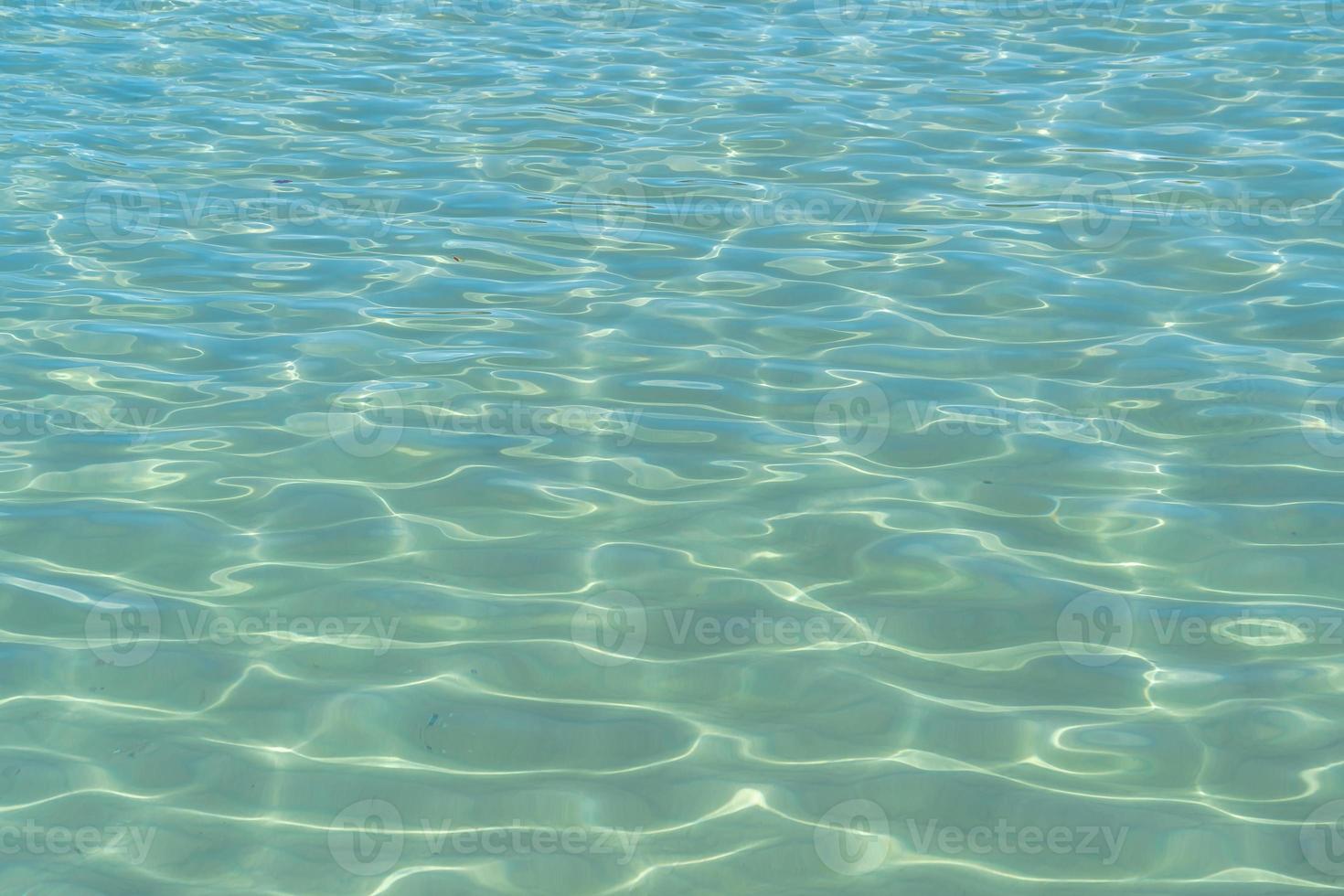 agua de mar azul claro. fondo de textura de océano de agua azul foto