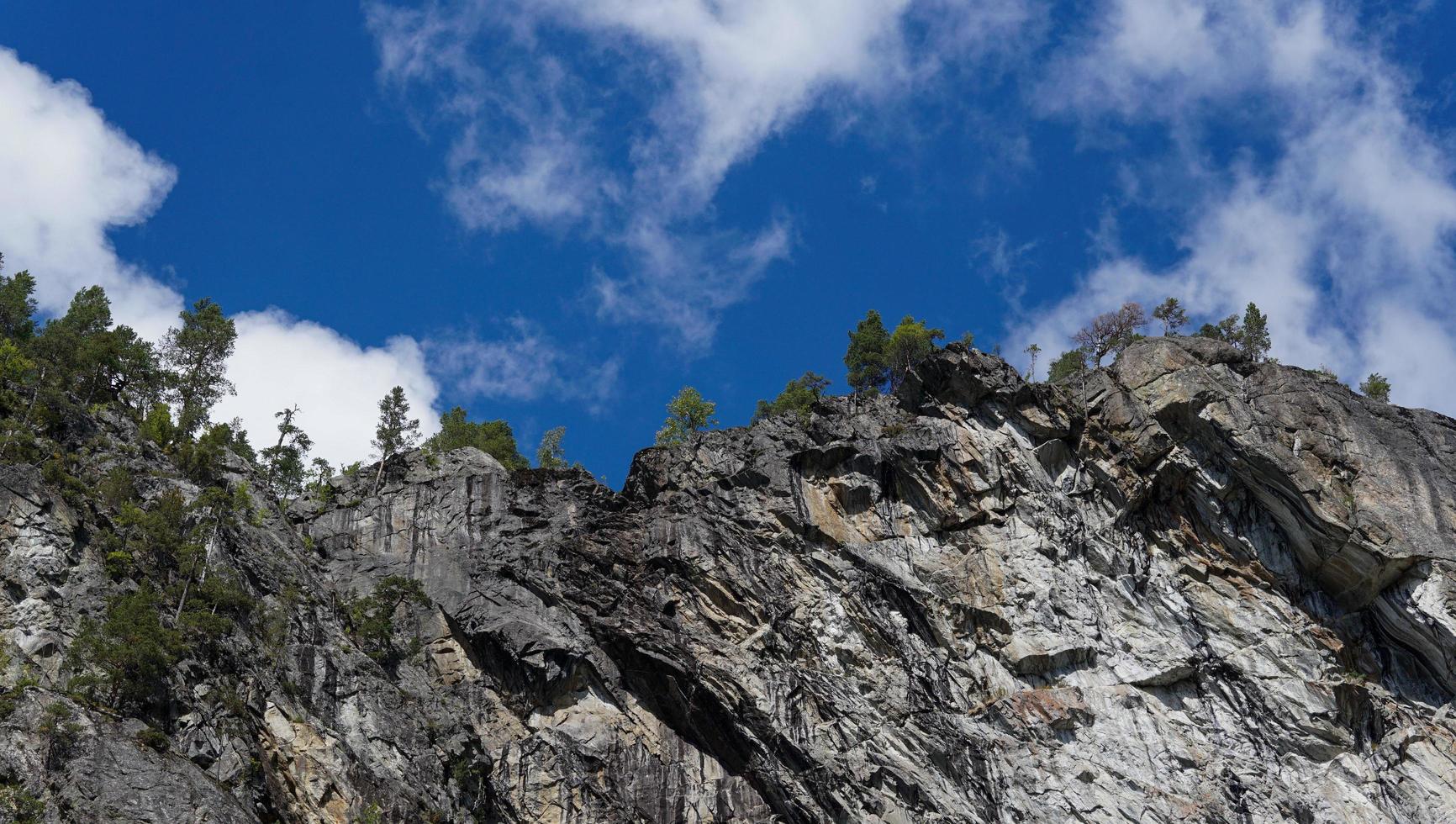 alto acantilado en la naturaleza del paisaje noruego con nubes de cielo azul en el fondo foto