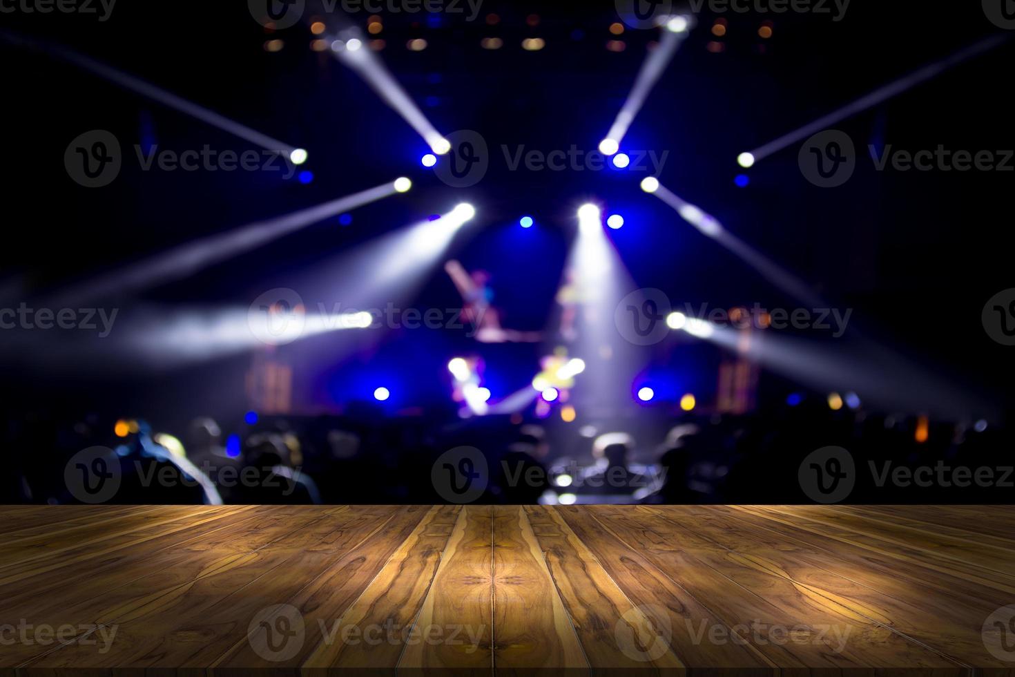 escritorio superior con bokeh de luz en el fondo borroso del concierto, mesa de madera foto