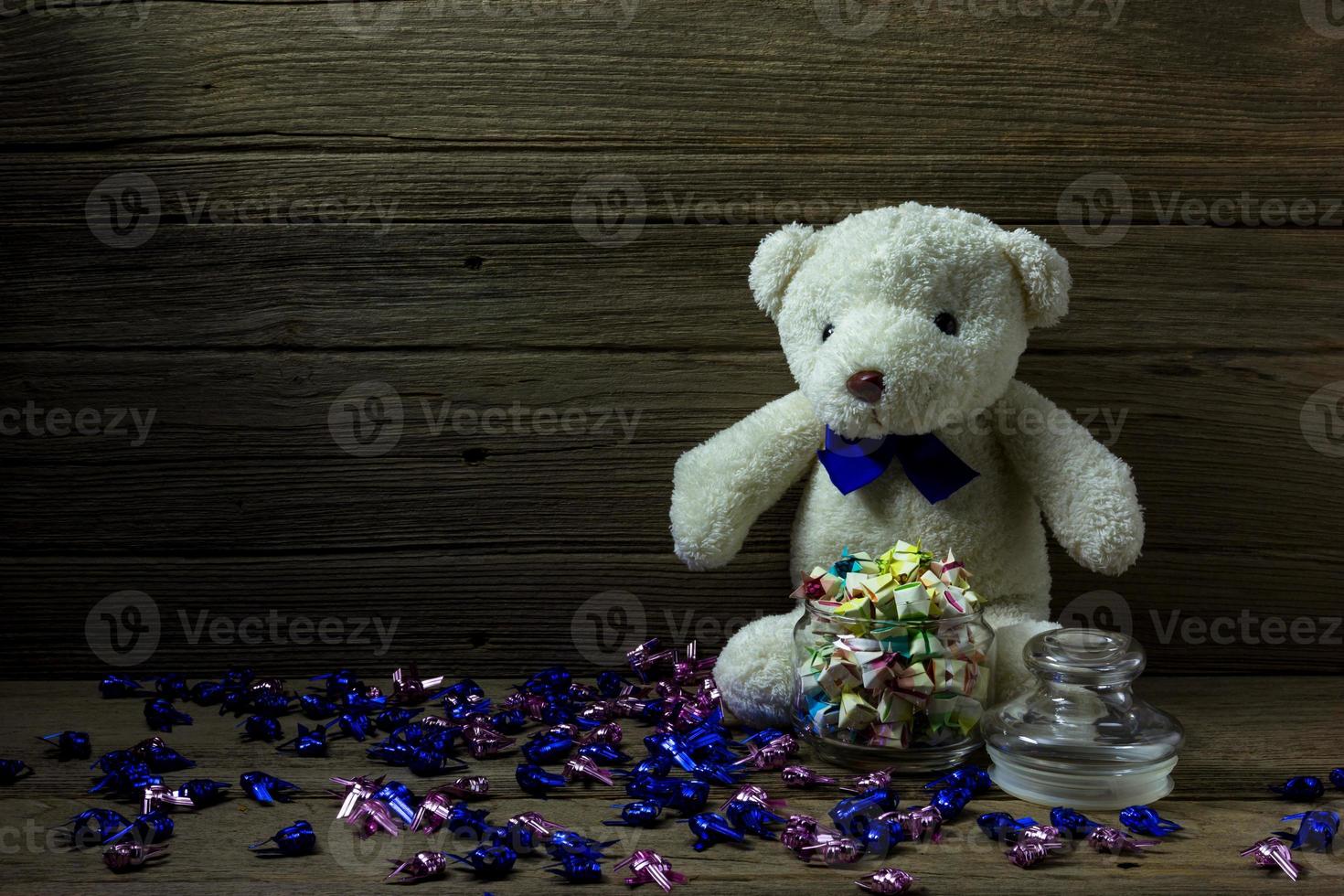 osito de peluche, en, madera, plano de fondo, bodegón foto