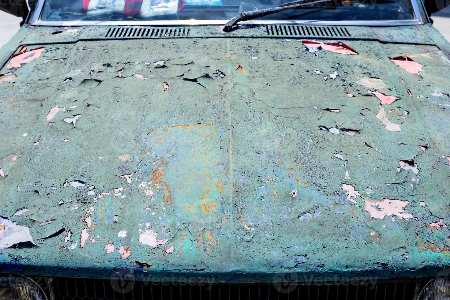 pintura agrietada y descascarada en un coche viejo foto