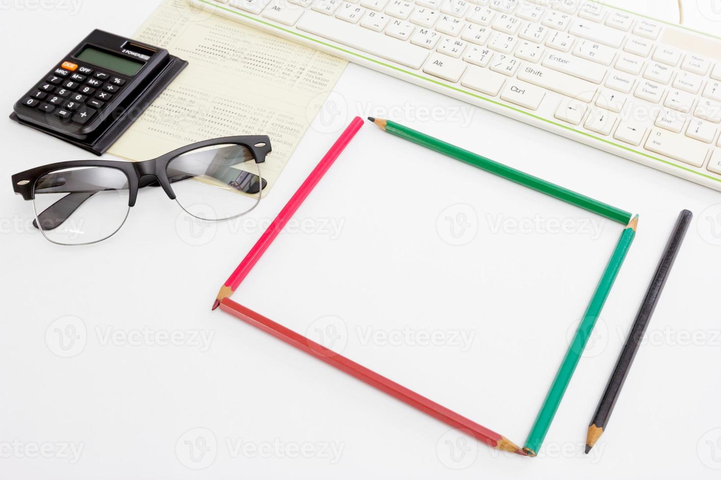 gafas negras y teclado y calculadora, concepto de negocio foto