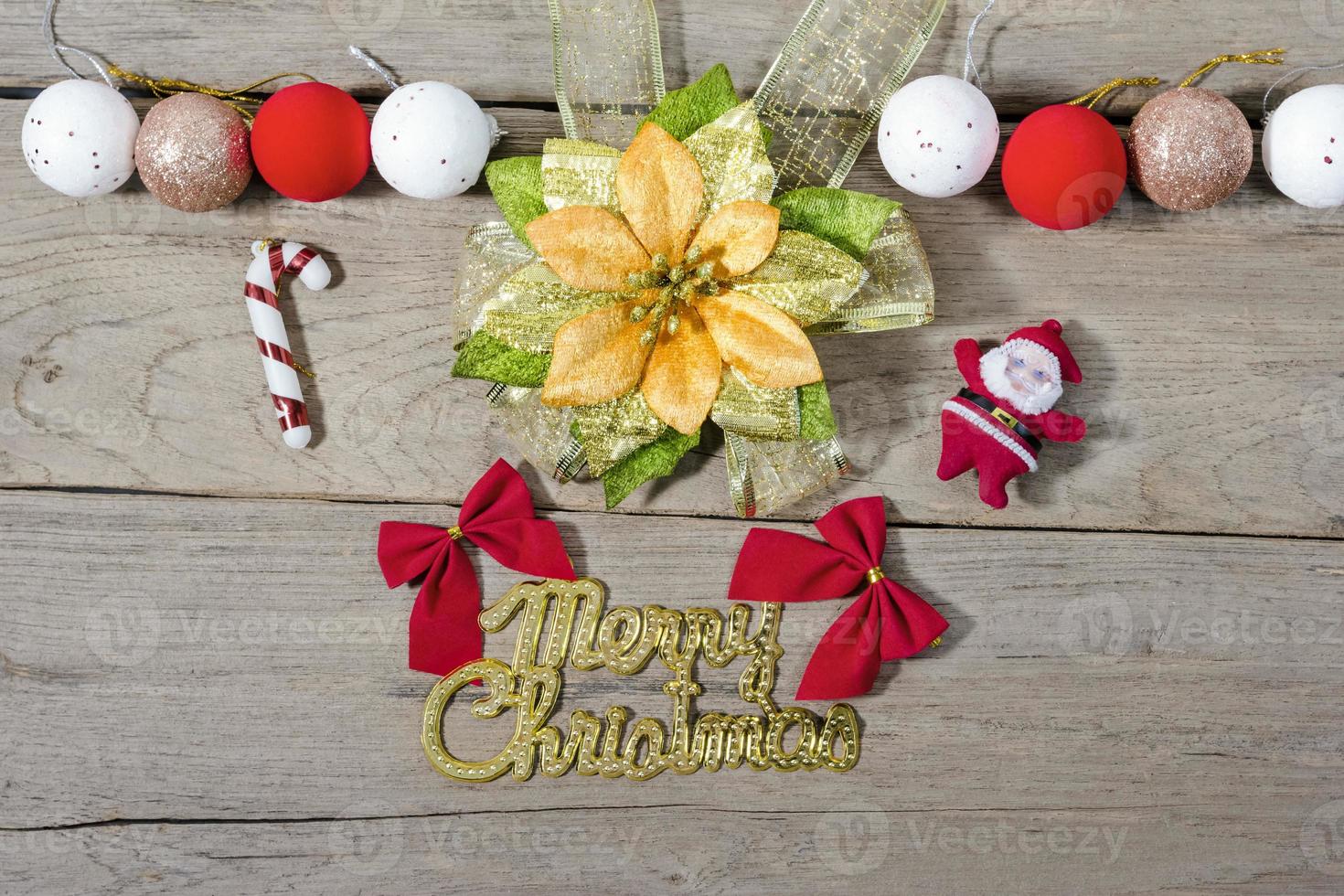 fondo de navidad con muñeco de santa claus y decoraciones foto