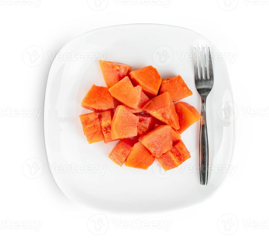 rebanada de papaya madura con plato y tenedor aislado sobre fondo blanco, incluye ruta de recorte foto