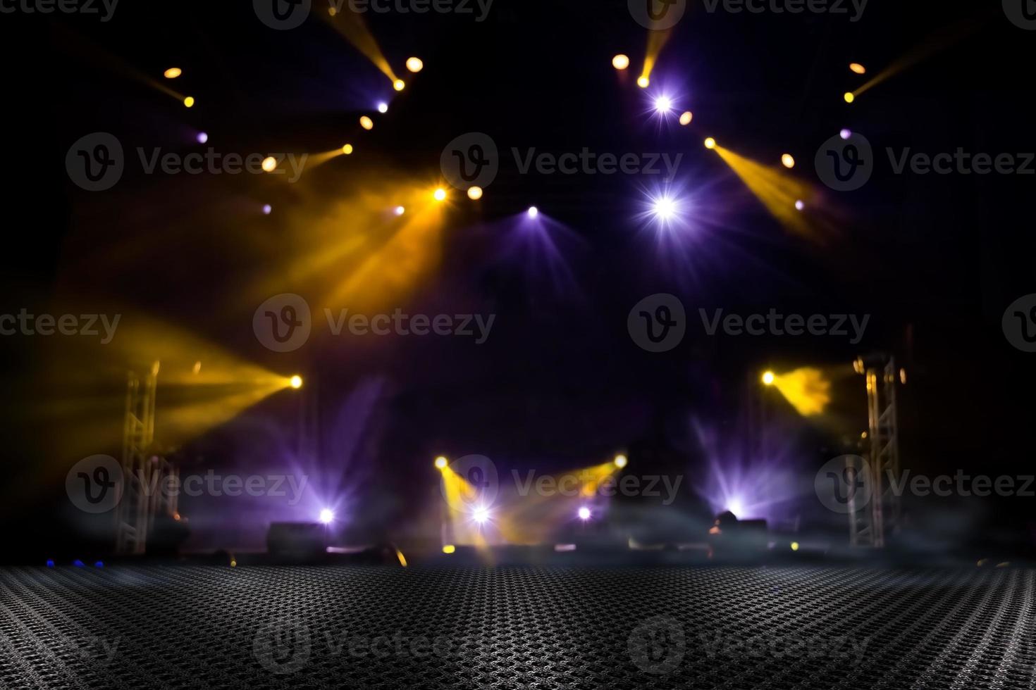 mesa de tela de algodón de punto con luz bokeh en fondo desenfocado de concierto foto