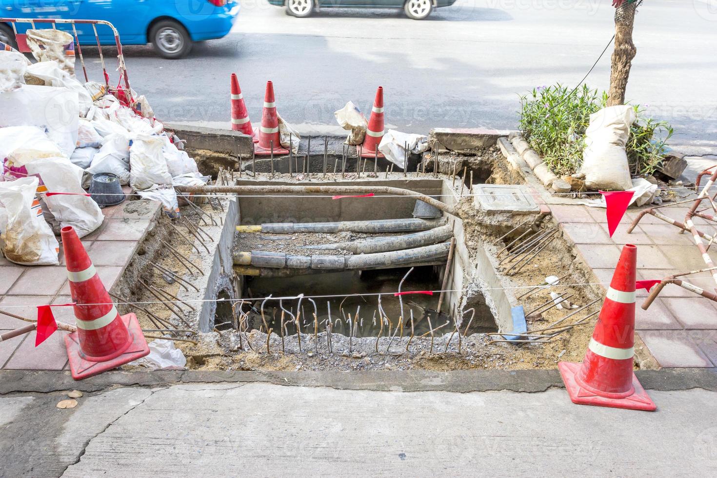 trabajos de reparación de alcantarillado en la acera. foto